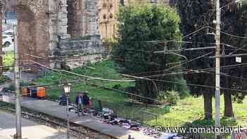 Porta Maggiore: sotto gli archi scene di quotidiano degrado