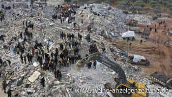 Erdbeben in der Türkei und Syrien: Nun etwa 2400 Tote – Anwohner heben Massengräber aus