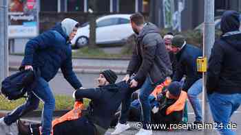 „Geht arbeiten!“ Passanten zerren Klima-Kleber von der Straße