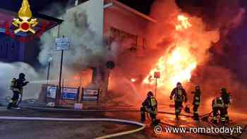 Negozio distrutto da un incendio: evacuati i residenti