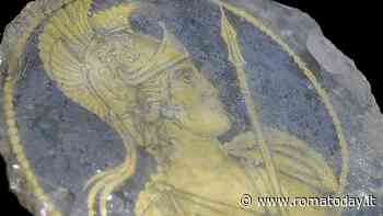 Negli scavi della metro C il volto di "Roma". La raffigurazione della città eterna in un bicchiere dorato