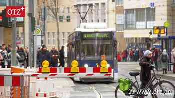 Straßenbahn steht vor Bahnübergang am Jenaer Teichgraben