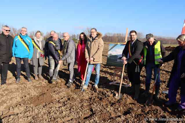 Eerste spadesteek voor aanleg sportzone Zelzate-Zuid: “Tegen volgend voetbalseizoen moet complex klaar zijn”
