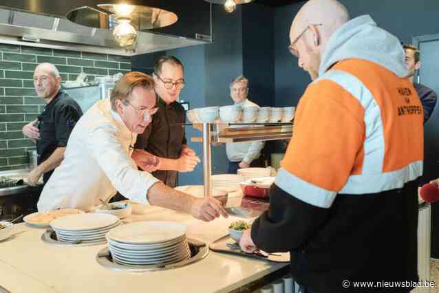Havenarbeiders smullen van gezonde gerechten van driesterrenchef Viki Geunes: “Alleen de fricandon van ons mama is nog beter”