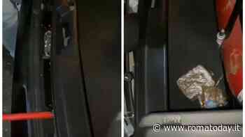 Doppio fondo nel bagagliaio dell'auto per trasportare un carico di hashish in autostrada