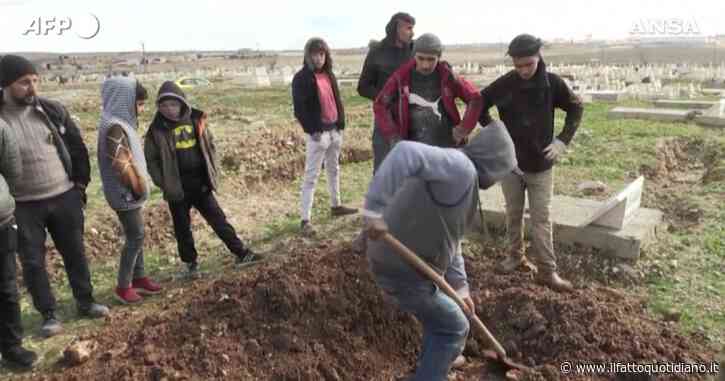 Terremoto in Turchia e Siria, ad Aleppo si scavano buche per seppellire i morti – Video