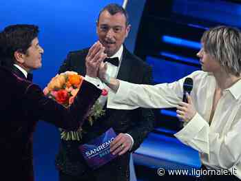 "Grazie a Sangiovanni...". La gaffe di Amadeus sul palco: cos'è successo