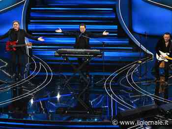 Sanremo 2023, la diretta della prima serata: cantano i Pooh, Piero Pelù ruba (ancora) una borsa