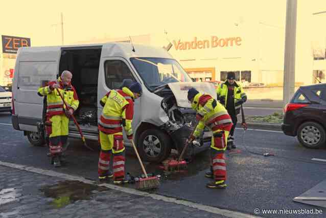 Bestelwagen zwaar beschadigd bij kop-staartaanrijding