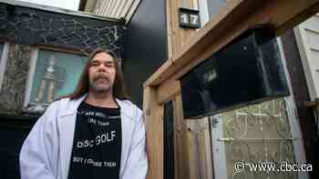 Ontario family has been waiting 1 month for Canada Post to find their father's ashes