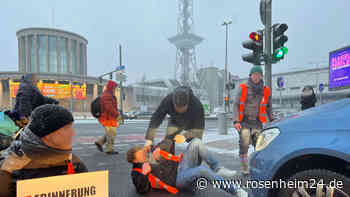 „Sind Sie bescheuert?“: Autofahrer verliert die Fassung und fährt Aktivist über den Fuß - Polizei ermittelt