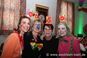 Frauen feiern als Stars in der Manege