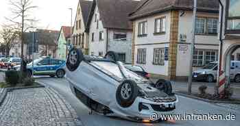 Hirschaid: Mann kracht gegen geparktes Auto - und landet auf dem Dach