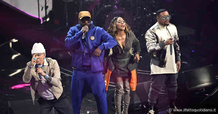 Sanremo 2023, la diretta della seconda serata. I Black Eyed Peas ringraziano il loro ‘zio’ Tony Renis, Francesca Fagnani ad Amadeus: ‘Il pubblico si domanda che mutande porti’, Massimo Ranieri si commuove col medley del trio – FOTO