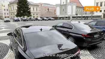 Rathausplatz als Edel-Parkplatz: Polizei prüft mögliche Verkehrsverstöße