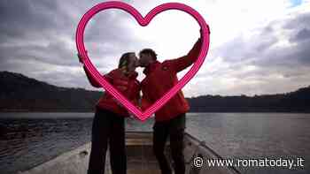 Promessa di matrimonio nel cuore del Lago di Nemi. Il video virale di due giovani innamorati