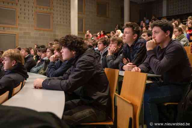 Vijfdejaars Oscar Romerocollege volgen Klimaatbetoog van Nic Balthazar en gaan in debat