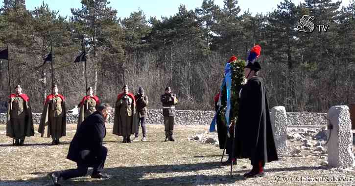 Basovizza, La Russa commemora le vittime delle foibe, si inginocchia e fa il segno della Croce davanti al monumento nazionale – Video