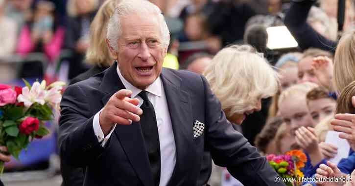 Re Carlo III, un giornalista gli chiede se vuole riportare Harry in Inghilterra e lui risponde così