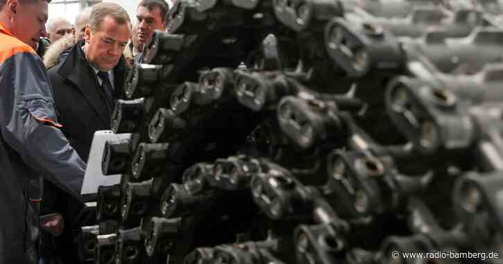 Medwedew kündigt Bau und Modernisierung Tausender Panzer an