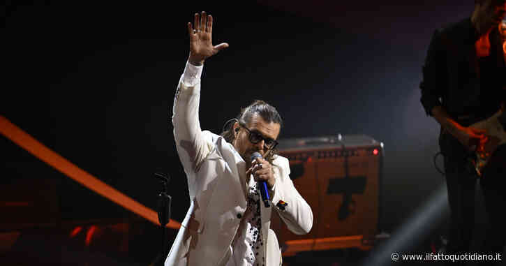 Sanremo 2023, la diretta della terza serata: Gianluca Grignani ferma l’esibizione per un problema tecnico: “A 50 anni ho imparato come si fa” – FOTO