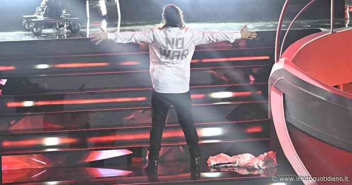 Sanremo 2023, Gianluca Grignani interrompe l’esibizione perché non sente in cuffia e dice la sua su Blanco: “A vent’anni non avrei fatto così”