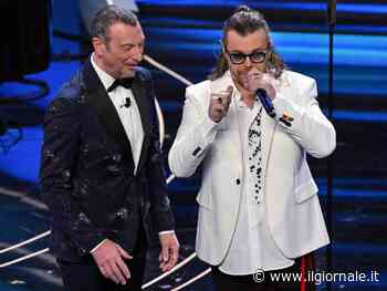 "Scusate...". Gianluca Grignani interrompe la canzone: ecco perché