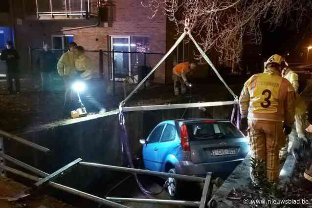 Auto rijdt in Witbeek Neeroeteren en zet 47 gezinnen tijdelijk zonder stroom: “Inzittenden raakten niet uit wagen”