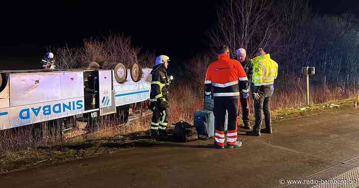 Reisebus auf der A2 umgekippt – 35 Menschen verletzt