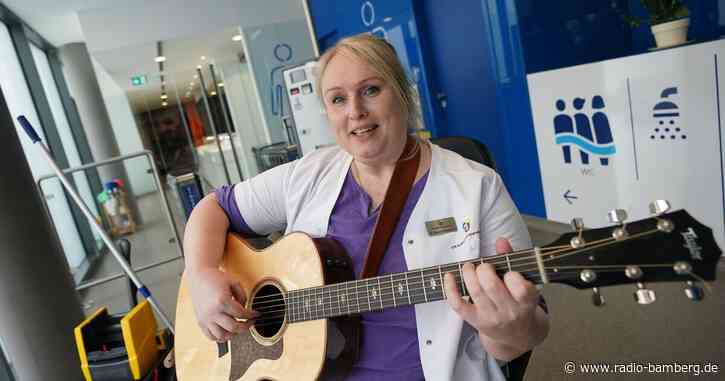 Gute Laune beim Pipi machen – Toilettenfrau spielt Gitarre
