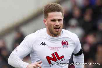 Engelsen moeten bocht van 180 graden maken na contract voor speler die veroordeeld werd voor verkrachting (die wel een hattrick scoorde)