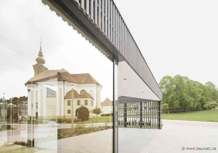 Durchblicke zur Wallfahrtskirche - Gemeindezentrum Flochberg von Liebel/Architekten
