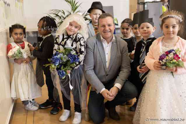Kinderen stappen in het huwelijksbootje