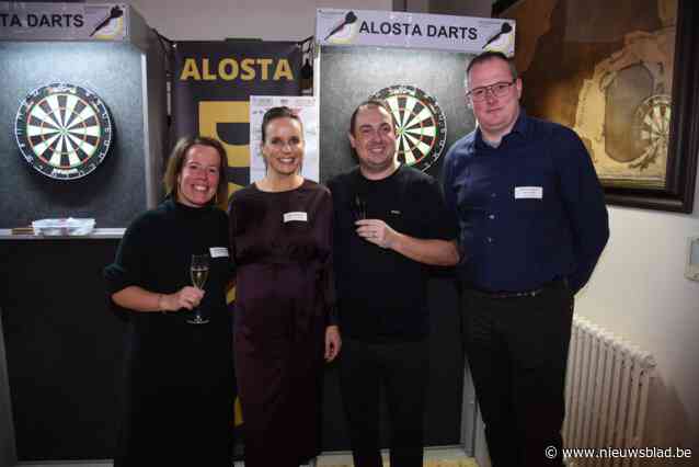 Kim Huybrechts leert leden ondernemersraad en UNIZO dartsen