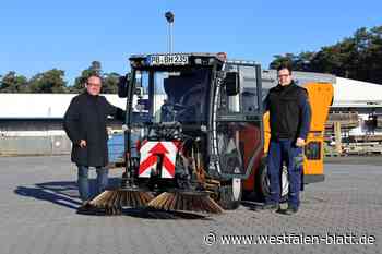 Bauhof-Mitarbeiter in Hövelhof mit neuer Kehrmaschine unterwegs