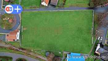 Hessen: Schiefer Fußballplatz des TSV Ernsthausen ist an einer Seite 16 Meter breiter