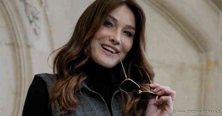 Sanremo 2023, Carla Bruni rivela: “Ho digiunato due settimane per entrare nell’abito Versace che indosserò stasera al Festival”