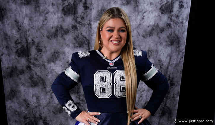 Kelly Clarkson Wears Incredible Dallas Cowboys Dress While Hosting NFL Honors Event Ahead of Super Bowl 2023