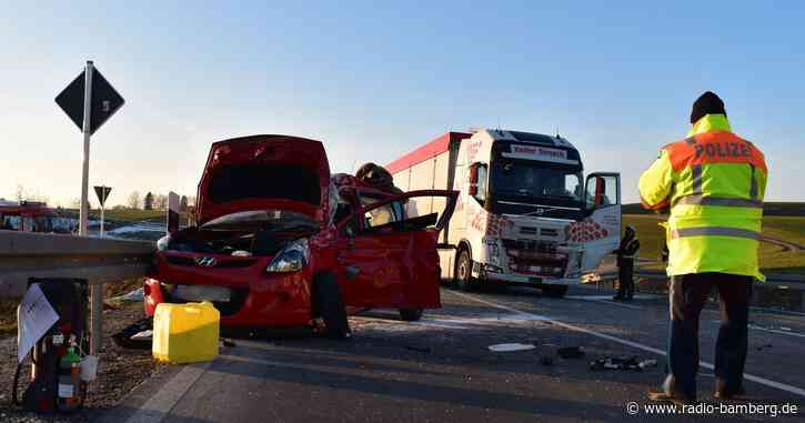Auto nimmt Lkw die Vorfahrt: 78-Jährige tödlich verletzt
