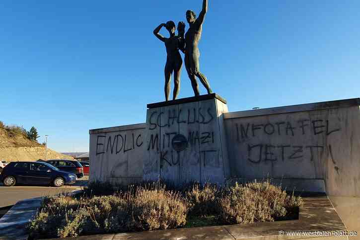 Figurengruppe von Hitlers Lieblingsbildhauer in Höxter mit Farbe beschmiert