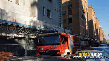 Paura a Magliana, in fiamme appartamento al sesto piano. Evacuato il palazzo