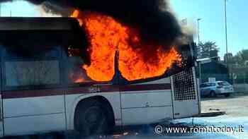 Autobus della Roma Tpl a fuoco in via Ipogeo degli Ottavi
