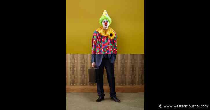 Fed Up Citizen Shows Up to City Gov't Meeting Dressed as Clown - Says He's Most Qualified for Six-Figure Job
