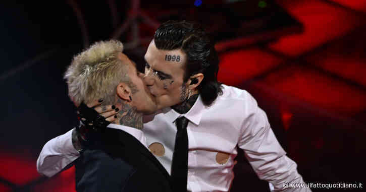 Sanremo 2023, la diretta della finale: Rosa Chemical limona Fedez, Gianni Morandi si commuove omaggiando Lucio Dalla e ‘bussa’ sul corpetto della Ferragni – FOTO