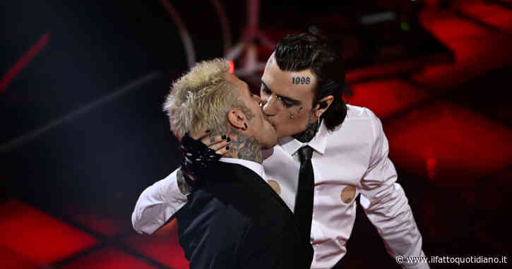 Sanremo 2023, Rosa Chemical limona con Fedez sul palco. Entra Chiara Ferragni: “Sono senza parole”