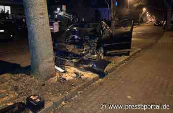 FW-EN: PKW prallt frontal gegen Baum