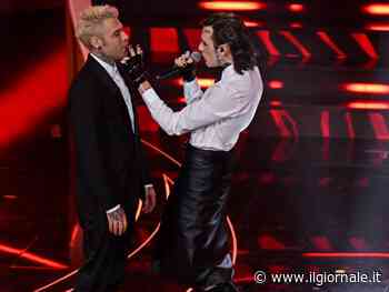 Sanremo 2023, finale choc per Rosa Chemical: bacia Fedez sul palco 