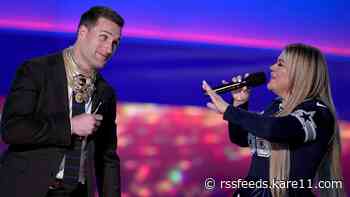 Kirk Cousins croons with Kelly Clarkson at NFL Honors