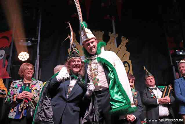 Prins Vitsken (40) geeft na drie jaar fakkel door aan Stephanie (30) en wordt zelf eerste carnavalskeizer in veertig jaar