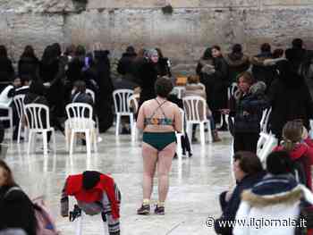 Si spoglia davanti al Muro del Pianto: protesta choc a Gerusalemme